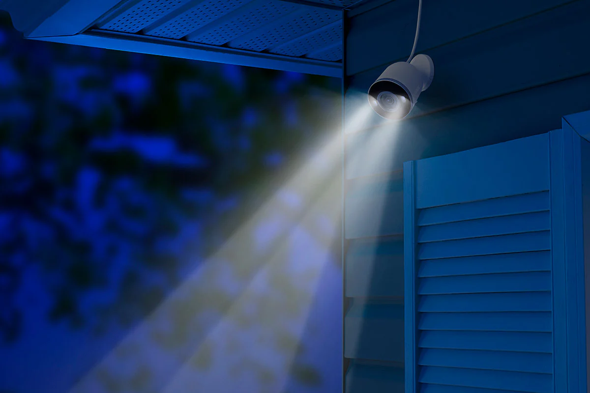 Lorex 2K Spotlight Indoor/Outdoor Wi-Fi Security Camera (32GB) - Image 5