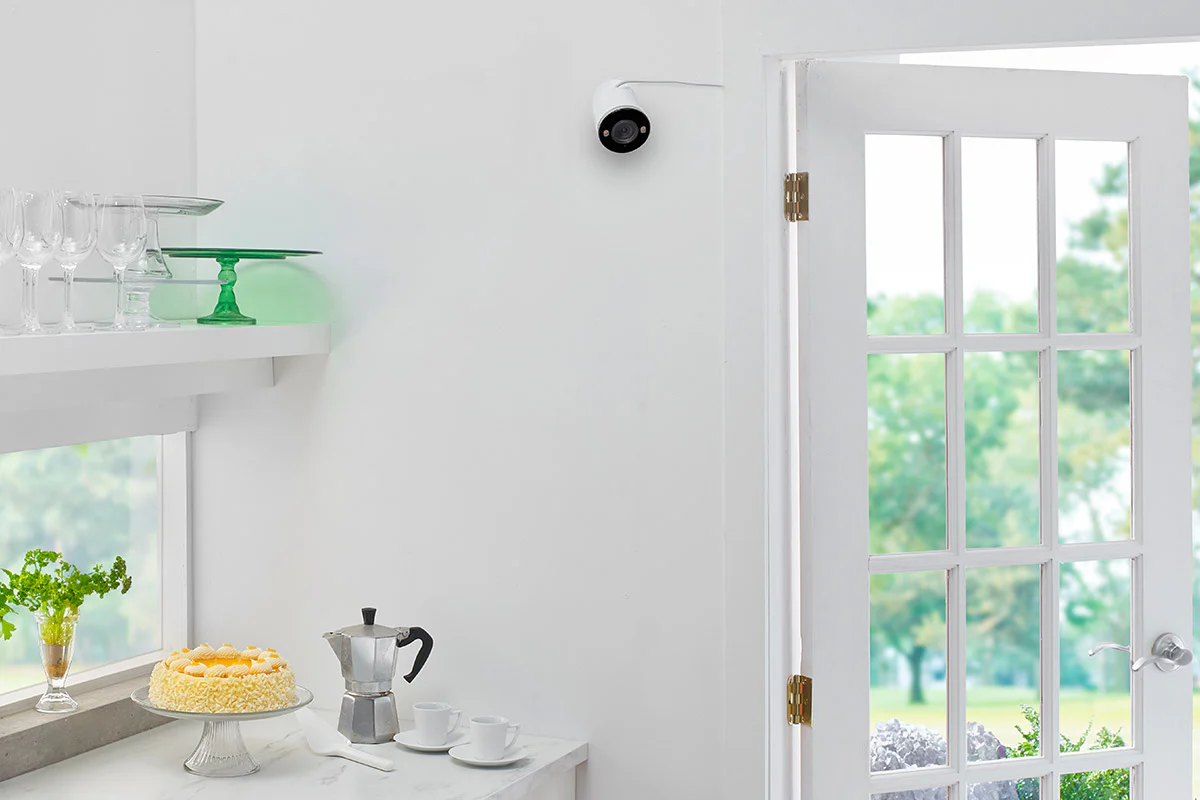 Lorex 2K Spotlight Indoor/Outdoor Wi-Fi Security Camera (32GB) - Image 6